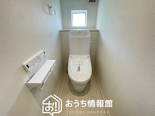 【トイレ】汚れてもサッとひと拭きでお手入れ簡単、エコ仕様の温水洗浄便座付きのトイレです。
バリアフリーにも配慮しています。