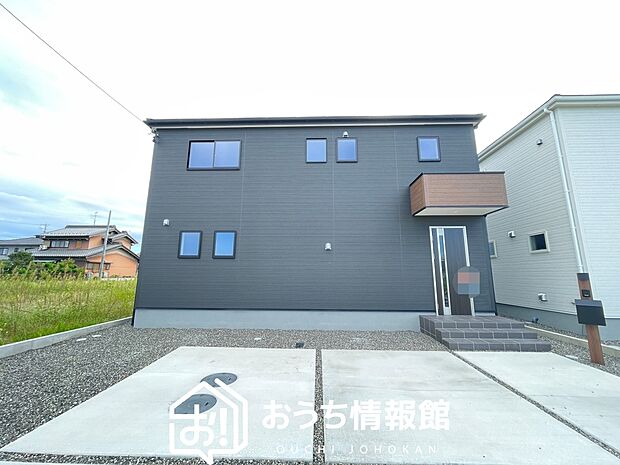 【 現地写真(外観)【2号地】】軽くて火災に強い屋根材を採用し、地震時の建物への負担や揺れを軽減しています。