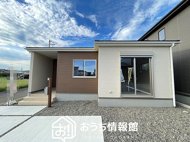 【現地写真(外観)【2号地】】軽くて火災に強い屋根材を採用し、地震時の建物への負担や揺れを軽減しています。