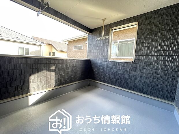【バルコニー】奥行きが広く、洗濯物をゆったりと干せる十分な広さで、家族の洗濯も捗ります。