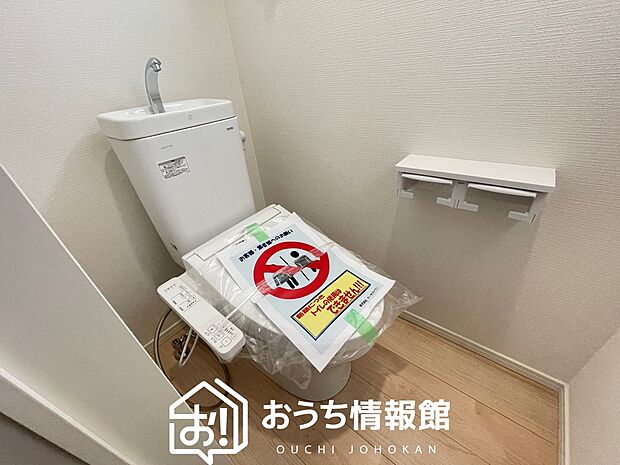 【トイレ】汚れてもサッとひと拭きでお手入れ簡単、エコ仕様の温水洗浄便座付きのトイレです。
バリアフリーにも配慮しています。