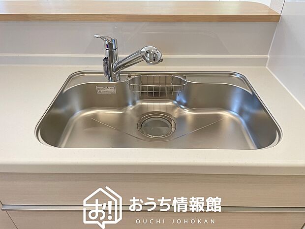 【浄水器内臓ハンドシャワー付シンク】広々とした凸型シンクに洗剤ポケットを標準装備。すっきり収納できます。
また、蛇口の先端に浄水器を内蔵しているため場所をとりません。