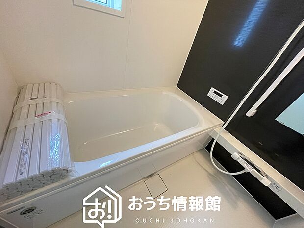 【現地写真(浴室)】浴室暖房乾燥機付き。1坪タイプで広々です。