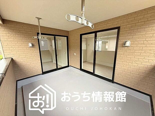 【バルコニー】奥行きが広く、洗濯物をゆったりと干せる十分な広さで、家族の洗濯も捗ります。