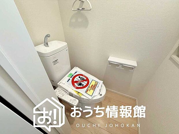 【トイレ】汚れてもサッとひと拭きでお手入れ簡単、エコ仕様の温水洗浄便座付きのトイレです。
バリアフリーにも配慮しています。