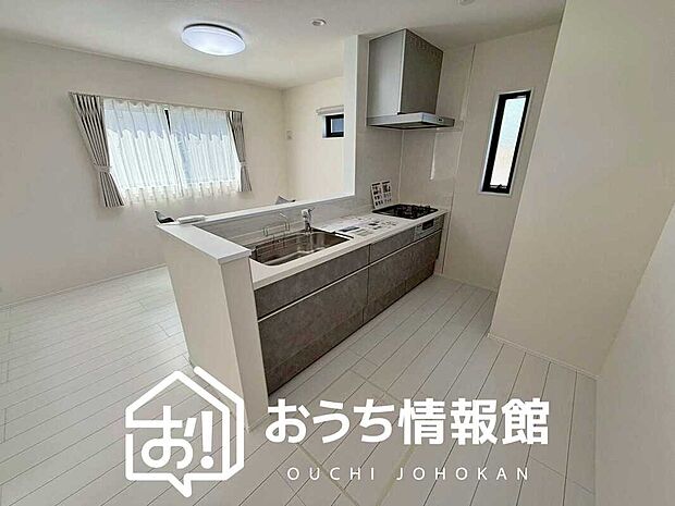 【現地写真（キッチン）】収納たっぷりのシステムキッチン、浄水器付水栓を標準装備しています。