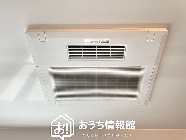 【電気式浴室暖房換気乾燥機】寒い冬場はあたたかく、暑い夏場は扇風機のような心地よさです。
雨の日は、浴室が衣類乾燥スペースになります。