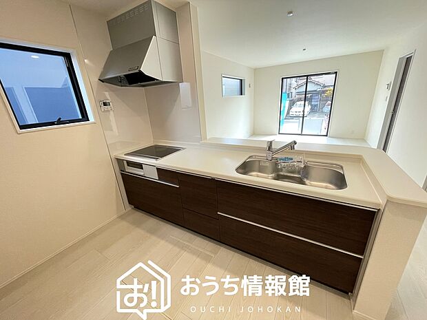 【現地写真(キッチン)】収納たっぷりのシステムキッチン、浄水器付水栓を標準装備しています。