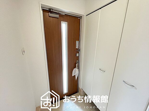【現地写真(玄関)】玄関には、大型のシューズ収納を設置しています。