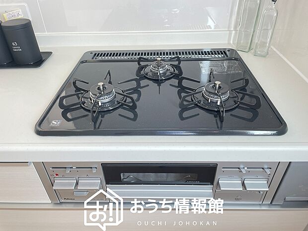 【ビルトインコンロ】フラットな構造で清掃性が高く、過熱防止センサー付3口タイプで日頃の家事も快適です。