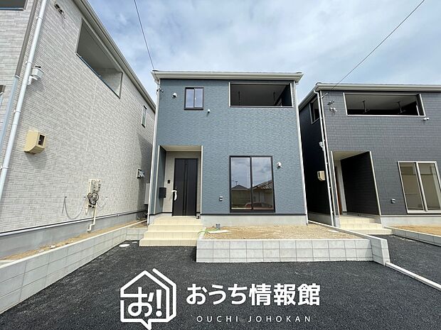 【現地写真(外観)【2号地】】軽くて火災に強い屋根材を採用し、地震時の建物への負担や揺れを軽減しています。