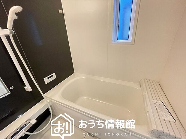 【現地写真(浴室)】浴室暖房乾燥機付き。1坪タイプで広々です。