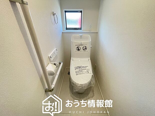 【トイレ】汚れてもサッとひと拭きでお手入れ簡単、エコ仕様の温水洗浄便座付きのトイレです。
バリアフリーにも配慮しています。