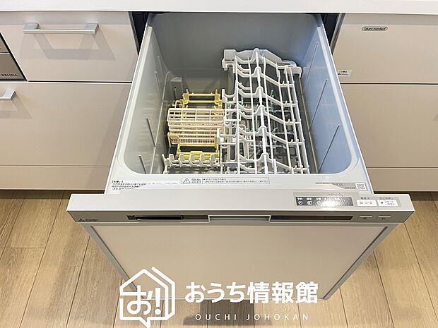 【浴室換気乾燥暖房機】食後の時間にゆとりを与えてくれる食器洗い乾燥機。
操作ボタンも上面にあるので、腰をかがめずに操作ができラクラクです。