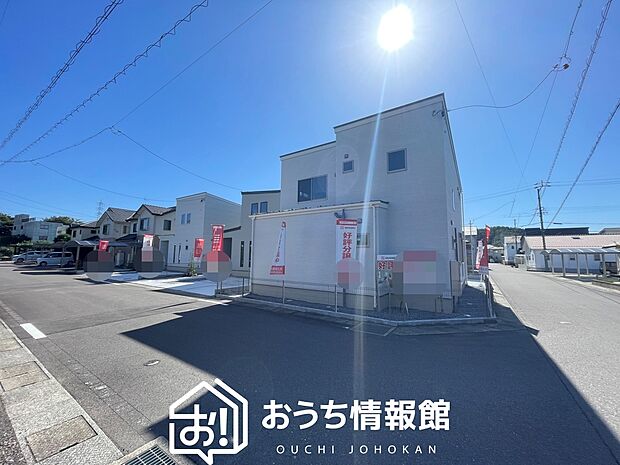 【現地写真(街並み)】雨で汚れを落とし、耐久性・耐候性に優れた外壁を使用しています。