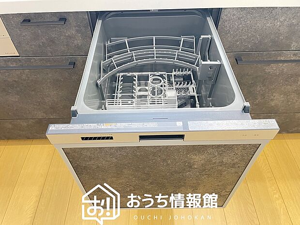 【浴室換気乾燥暖房機】後の時間にゆとりを与えてくれる食器洗い乾燥機。
操作ボタンも上面にあるので、腰をかがめずに操作ができラクラクです。