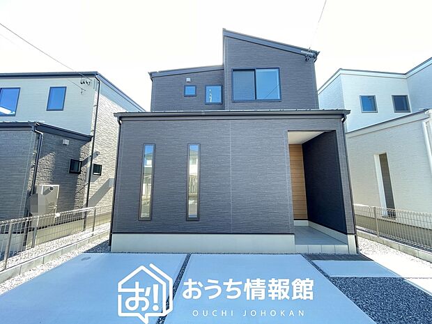 【現地写真(外観)【B号地】】軽くて火災に強い屋根材を採用し、地震時の建物への負担や揺れを軽減しています。