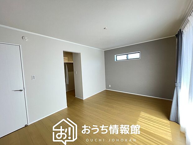 【現地写真(寝室)】木目の美しさを際立たせるシンプルデザインの建具を使用しています。