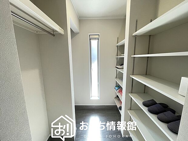 【現地写真(玄関)】玄関には、大型のシューズ収納を設置しています。