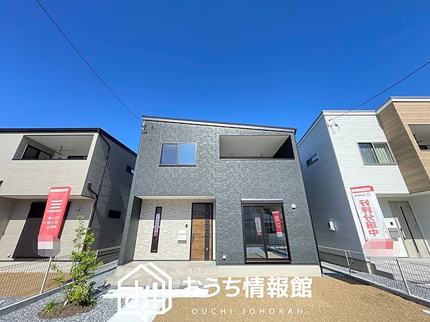 【現地写真(外観)【B号地】】軽くて火災に強い屋根材を採用し、地震時の建物への負担や揺れを軽減しています。