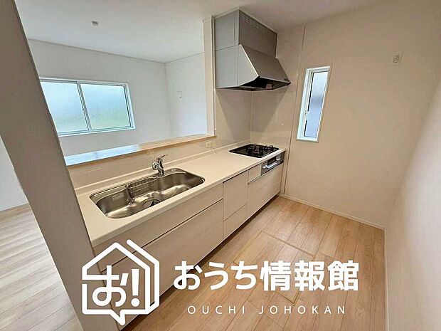 【現地写真(キッチン)】収納たっぷりのシステムキッチン、浄水器付水栓を標準装備しています。