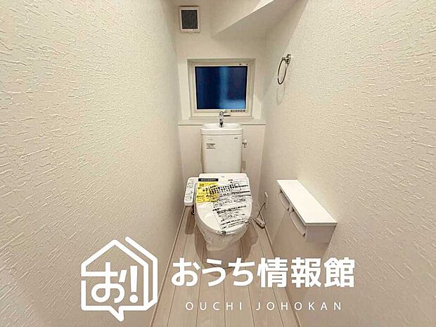 【トイレ】汚れてもサッとひと拭きでお手入れ簡単、エコ仕様の温水洗浄便座付きのトイレです。
バリアフリーにも配慮しています。