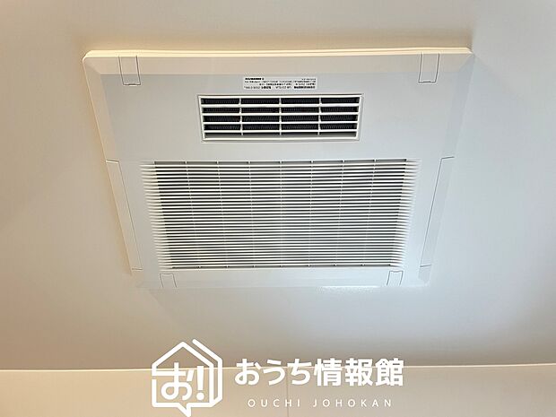【電気式浴室暖房換気乾燥機】寒い冬場はあたたかく、暑い夏場は扇風機のような心地よさです。
雨の日は、浴室が衣類乾燥スペースになります。