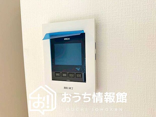 【TVモニター付インターホン】手放し通話ができ、送話表示灯で送話・受話状態が確認できます。
映像と音声で玄関先の様子をチェックできるモニター機能や、夜間の訪問者の顔も確認できるLEDライトを装備しています。