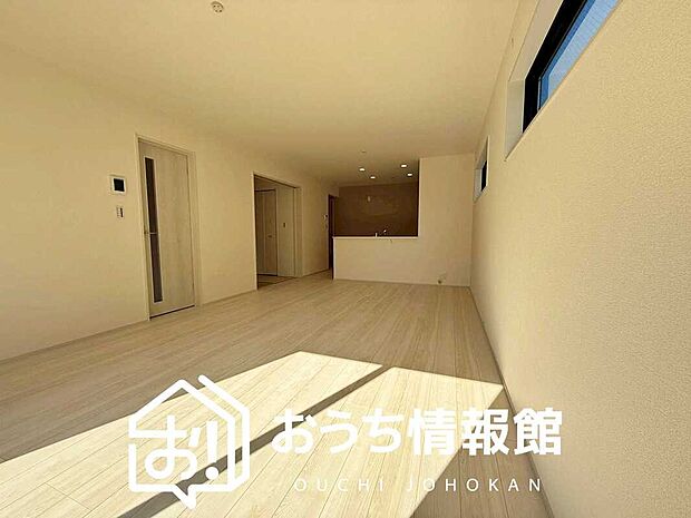 【現地写真(リビング)】フローリング材には、木目、色調など木材特有の風合いがあり、ナチュラルな美しさになっています。