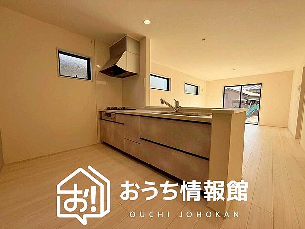 【現地写真(キッチン)】収納たっぷりのシステムキッチン、浄水器付水栓を標準装備しています。