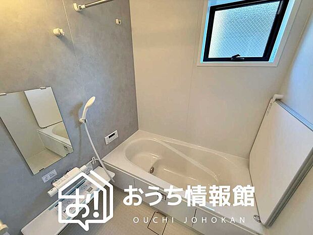 【現地写真(浴室)】浴室暖房乾燥機付き。1坪タイプで広々です。