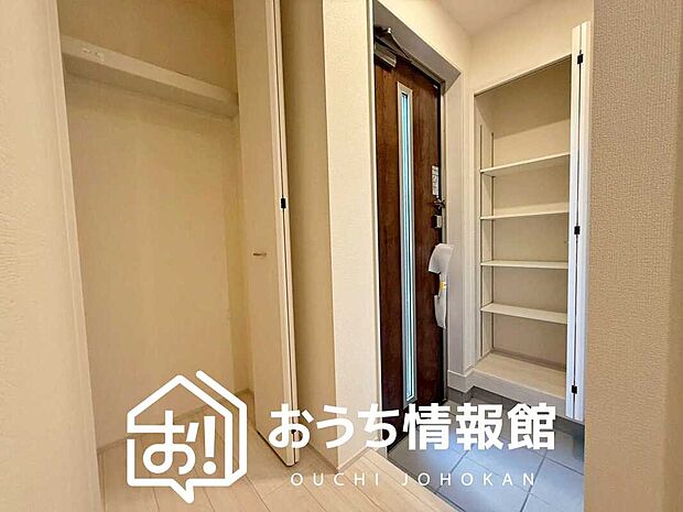 【現地写真(玄関)】玄関には、大型のシューズ収納を設置しています。