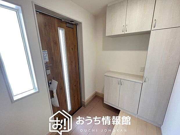 【現地写真(玄関)】玄関には、大型のシューズ収納を設置しています。