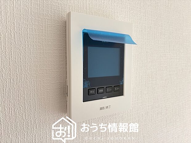 【TVモニター付インターホン】手放し通話ができ、送話表示灯で送話・受話状態が確認できます。
映像と音声で玄関先の様子をチェックできるモニター機能や、夜間の訪問者の顔も確認できるLEDライトを装備しています。