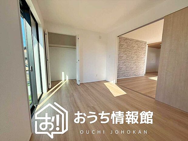 【現地写真(洋室)】木目の美しさを際立たせるシンプルデザインの建具を使用しています。