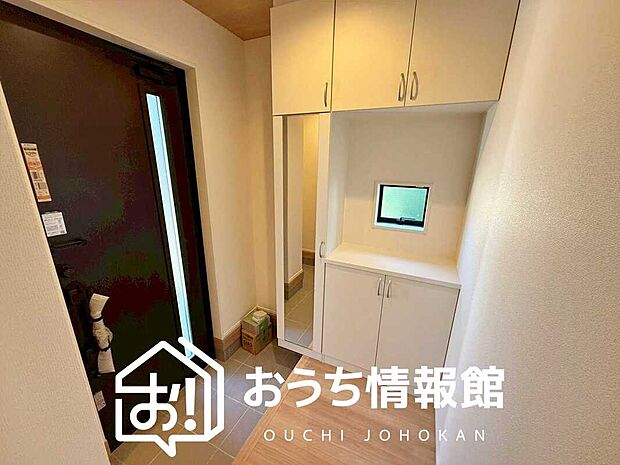 【現地写真(玄関)】玄関には、大型のシューズ収納を設置しています。