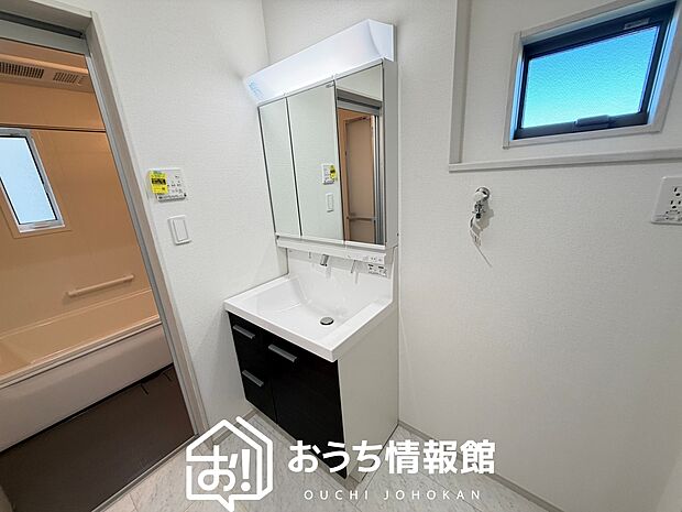 【洗面台・洗面所】鏡の両サイドは、必要なものを取出しやすく、大きな鏡面で朝の準備も快適。
使いやすいリフトアップ機能付きのシングルレバーシャワー水栓付です。