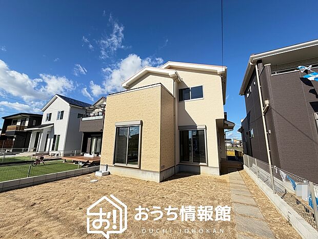 【現地写真(外観)【1号地】】雨で汚れを落とし、耐久性・耐候性に優れた外壁を使用しています。