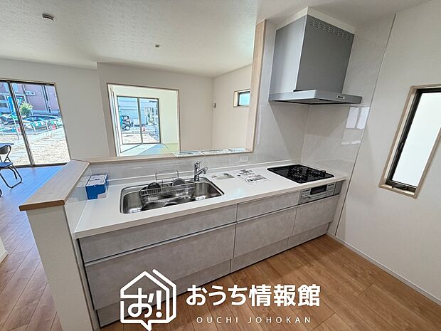 【現地写真(キッチン)】収納たっぷりのシステムキッチン、浄水器付水栓を標準装備しています。