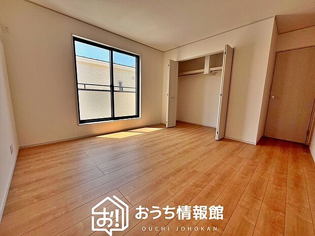 【現地写真(寝室)】木目の美しさを際立たせるシンプルデザインの建具を使用しています。