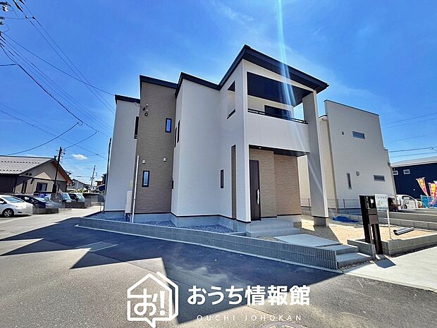 【現地写真(街並み)】雨で汚れを落とし、耐久性・耐候性に優れた外壁を使用しています。