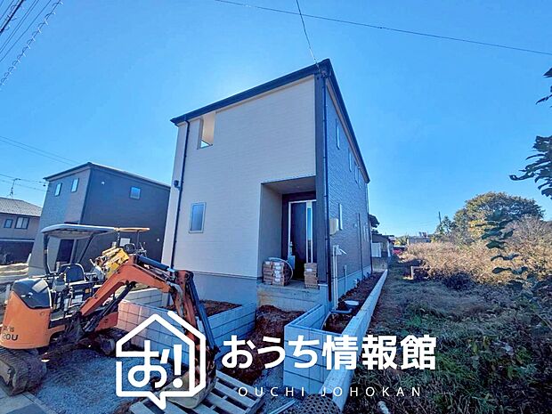 【現地写真(外観)【2号地】】軽くて火災に強い屋根材を採用し、地震時の建物への負担や揺れを軽減しています。