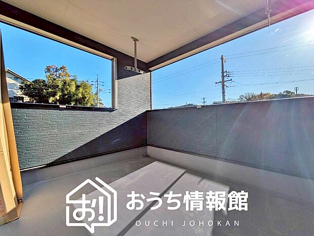 【バルコニー】奥行きが広く、洗濯物をゆったりと干せる十分な広さで、家族の洗濯も捗ります。