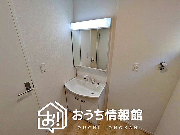 【洗面台・洗面所】鏡の両サイドは、必要なものを取出しやすく、大きな鏡面で朝の準備も快適。
使いやすいリフトアップ機能付きのシングルレバーシャワー水栓付です。