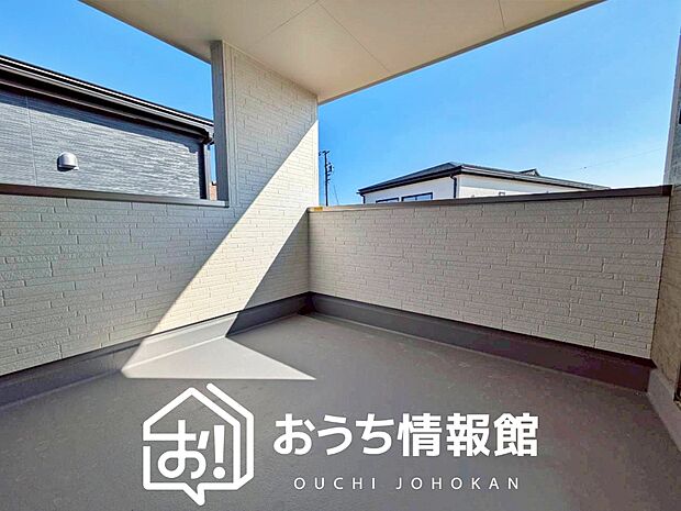 【バルコニー】奥行きが広く、洗濯物をゆったりと干せる十分な広さで、家族の洗濯も捗ります。