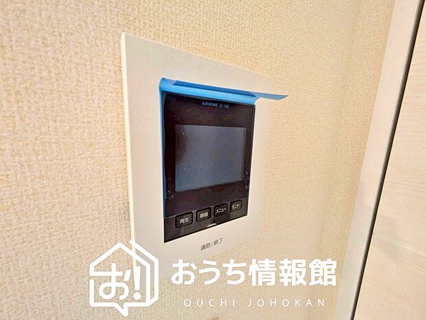 【TVモニター付インターホン】録画機能付きで、自動録画のほか、手動録画もできます。
受話、呼出音量の調整、明るさ調整が可能です。また、来訪者をズーム機能でズームアップして確認できます。