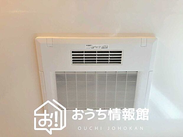 【電気式浴室暖房換気乾燥機】寒い冬場はあたたかく、暑い夏場は扇風機のような心地よさです。
雨の日は、浴室が衣類乾燥スペースになります。