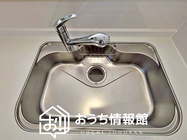 【浄水器内臓ハンドシャワー付シンク】広々とした凸型シンクに洗剤ポケットを標準装備。すっきり収納できます。
また、蛇口の先端に浄水器を内蔵しているため場所をとりません。