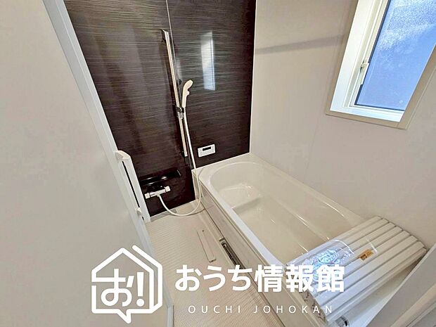 【現地写真(浴室)】浴室暖房乾燥機付き。1坪タイプで広々です。