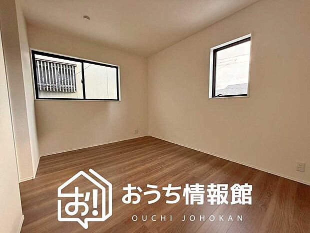 【現地写真(洋室)】木目の美しさを際立たせるシンプルデザインの建具を使用しています。